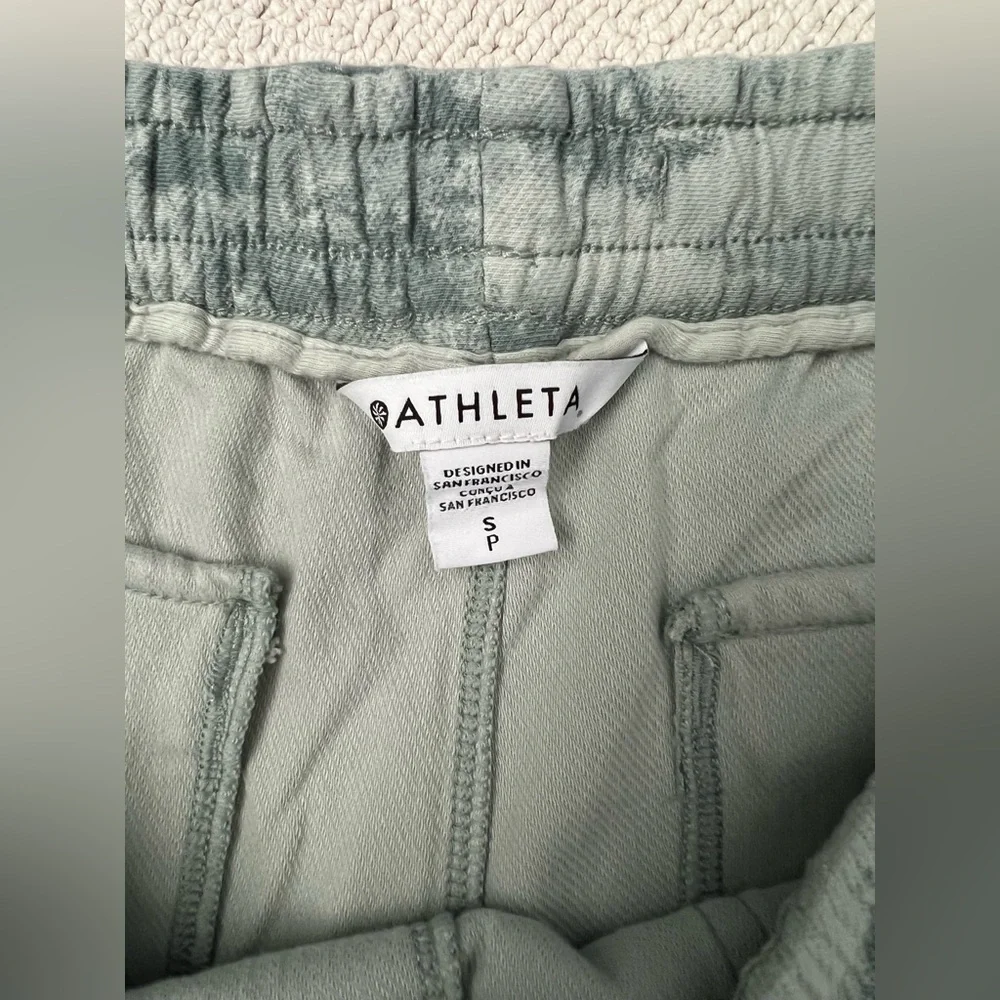 ATHLETA Farallon Short Fog Camo Coast Green Women’s Size: Small - Picture 6 of 16